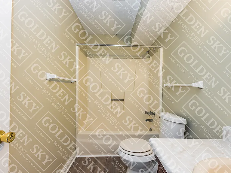 915 N Muessing Apts — Photo 8
