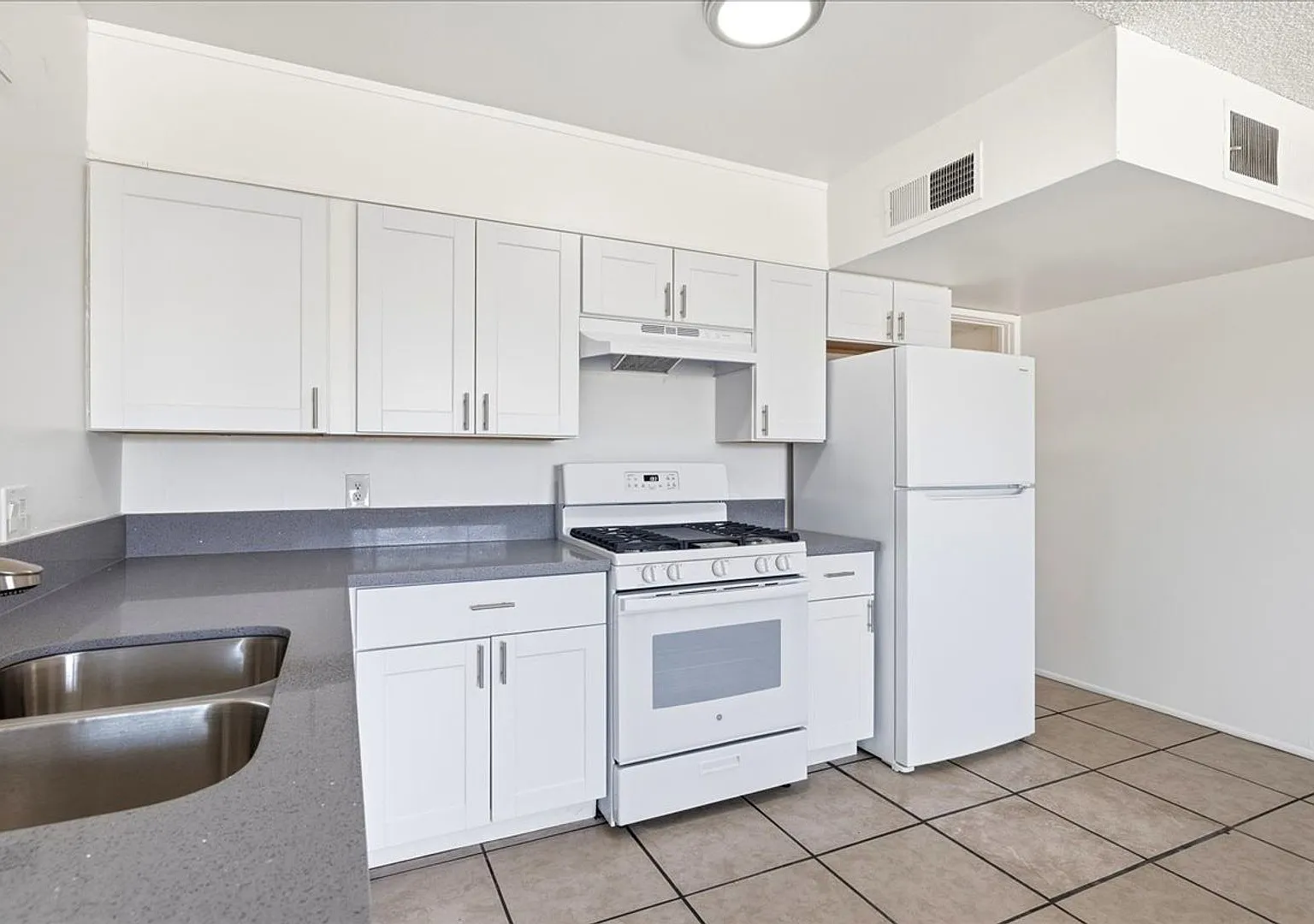 511 S. Desert View Drive — Photo 1