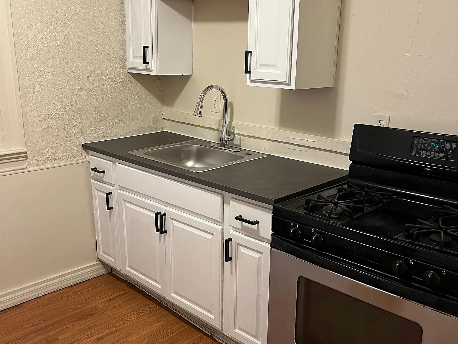 312 Kelly Ave — Photo 1
