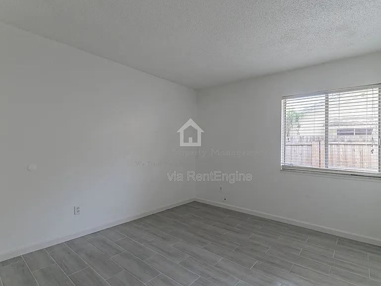 911 Robinhood Ct — Photo 16