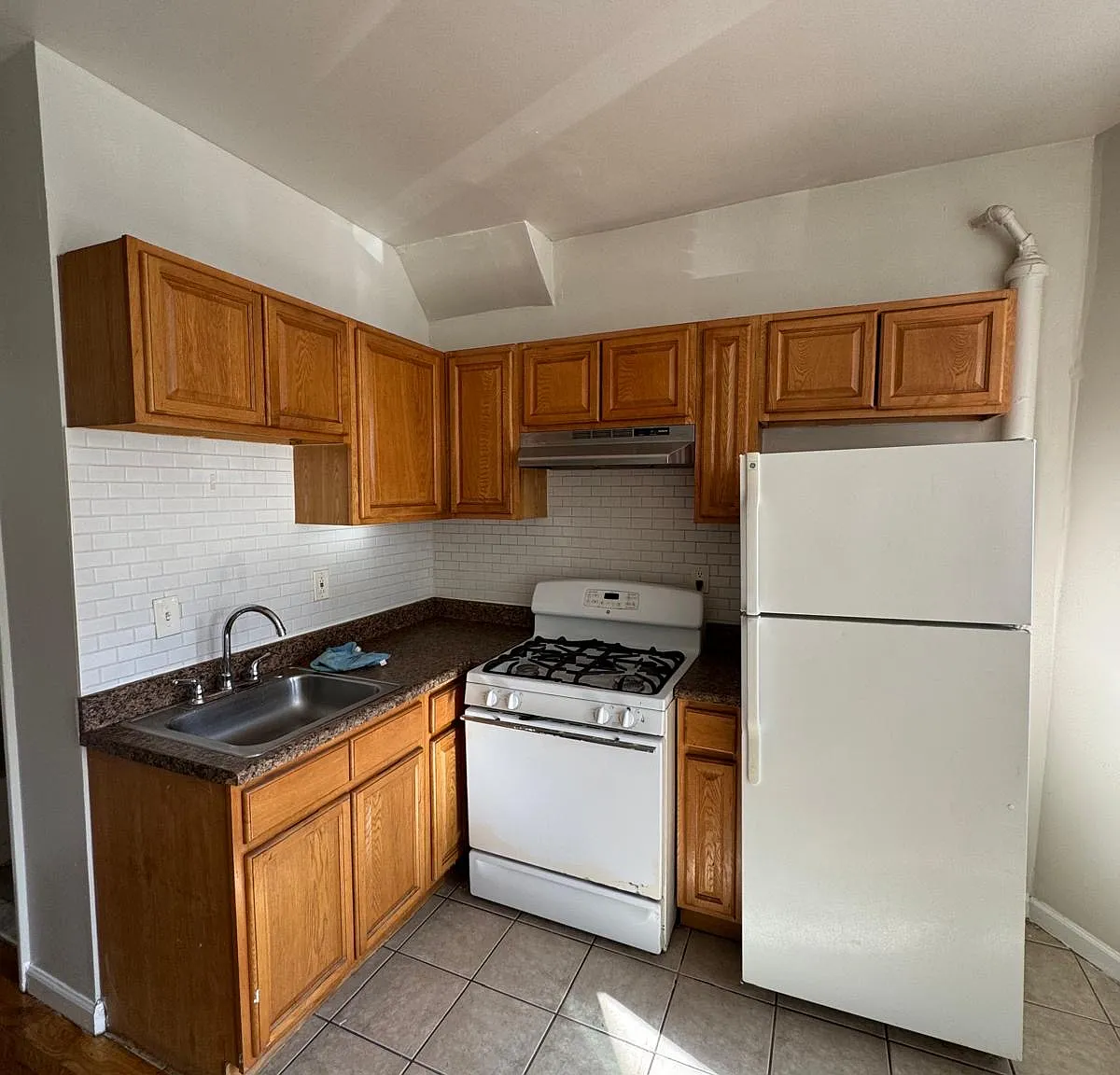 2 bed, 825 sqft, $1,900 — Photo 1