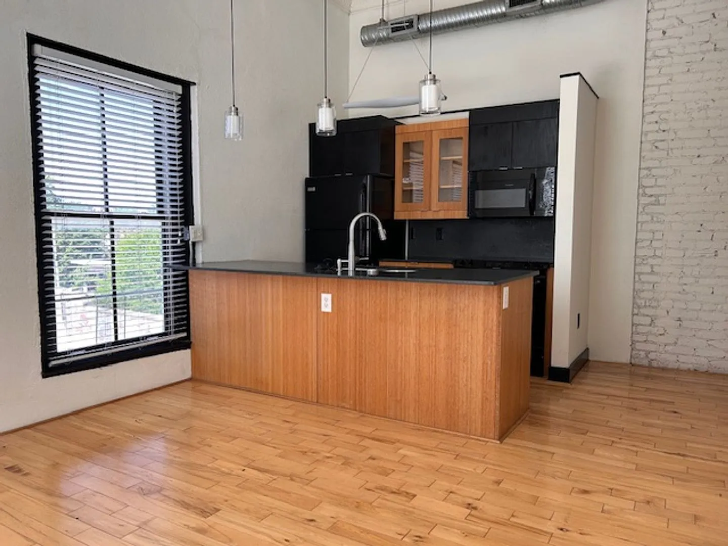 205 E Broad St — Photo 1