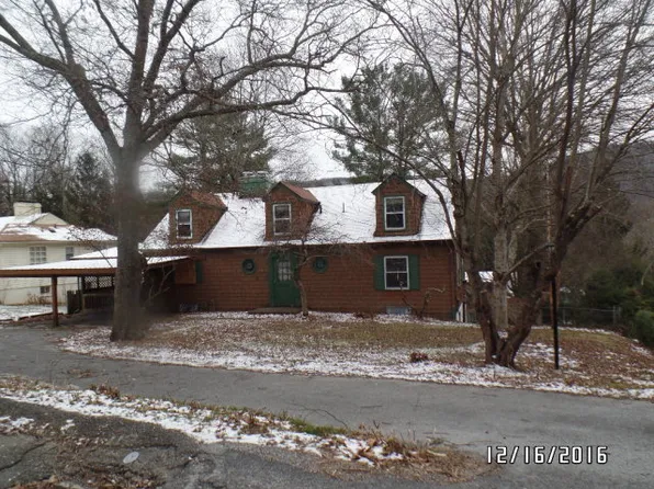 1104 Groveland Dr, Bluefield, WV 24701