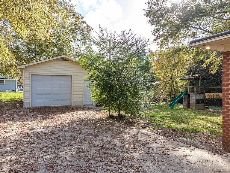 601 Berkshire Dr — Photo 8