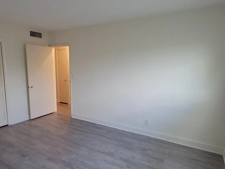 2110 NE 39th St #3B — Photo 11