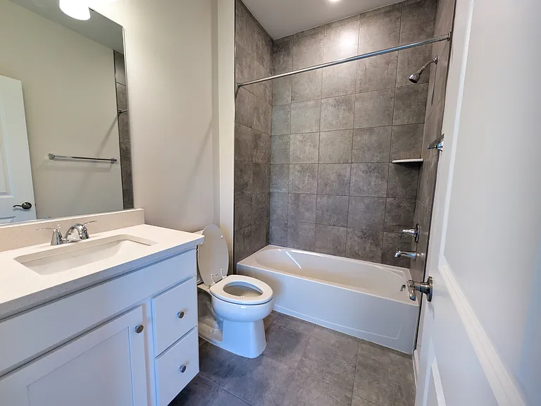 Primary Bedroom en suite bathroom