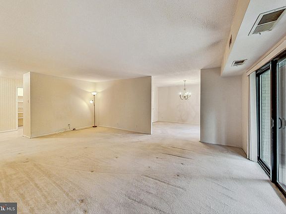 5th image of 205 Yoakum Pkwy Unit 326