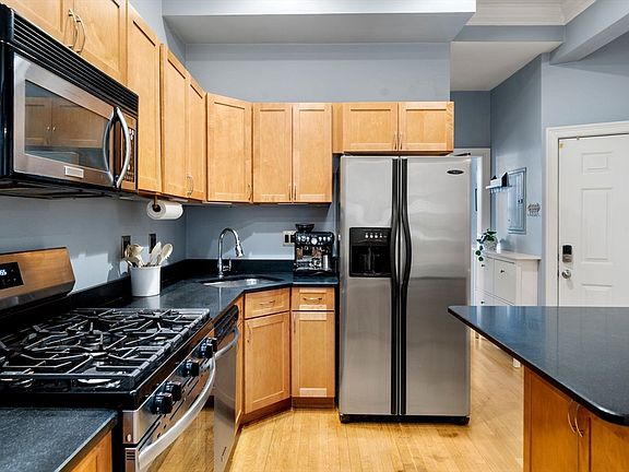 4th image of 691 E 8th St #1