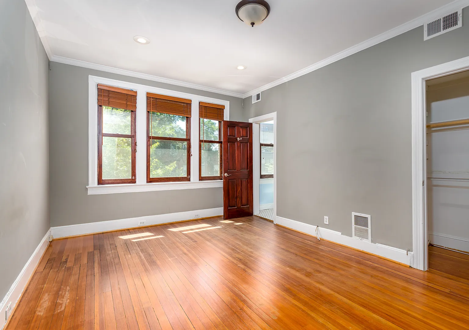 Charming & Sunny 1-Bedroom Luxury Apartment in Adams Morgan! — Photo 4