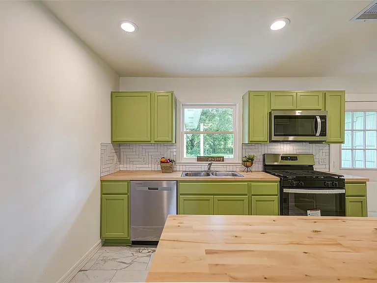 1319 Elm St — Photo 15