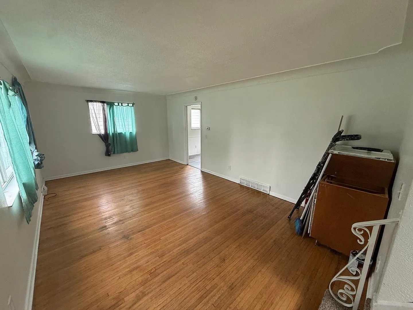 3 bed, 1.0 bath, 1176 sqft, $1,200 — Photo 2