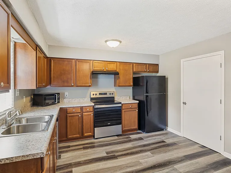 Lincoln Apartments — Photo 6