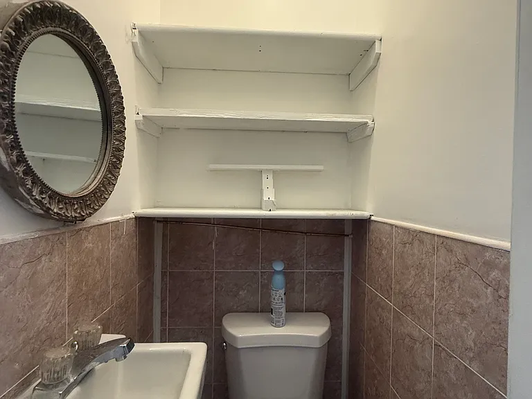 1433 Saint Lawrence Ave — Photo 7