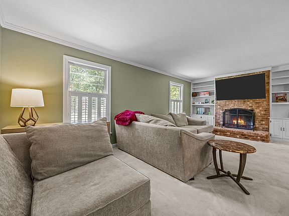 3rd image of 209 W Dogwood Dr