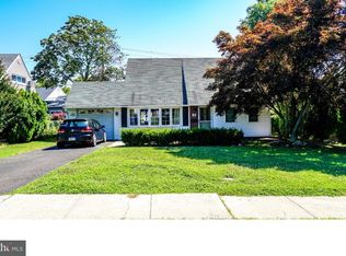 18 Petunia Rd, Levittown, PA 19056