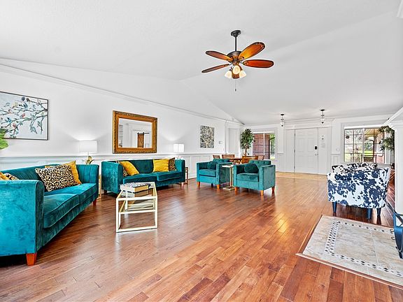 3rd image of 27 Brittany Ln