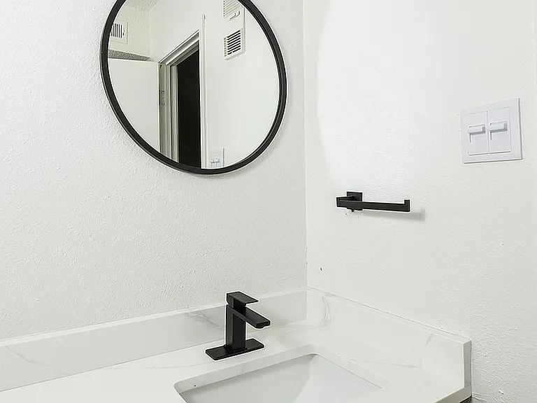 Hemingway House Apartments — Photo 21