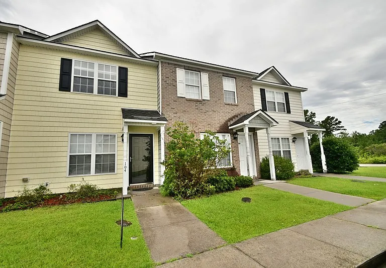 104 Streamwood Dr — Photo 2