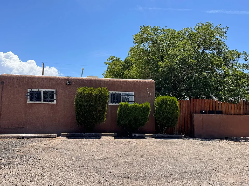 328 Utah St NE