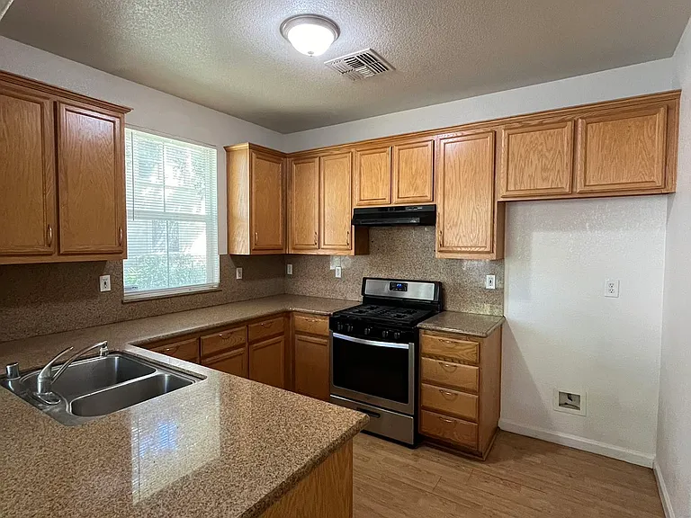 4550 Parkvale Ct — Photo 7