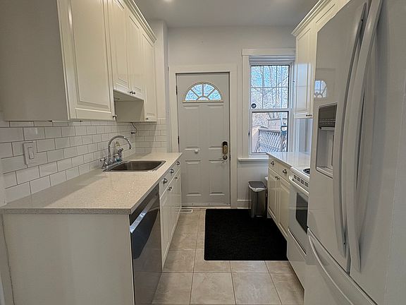 4th image of 228 Beaverbrook St