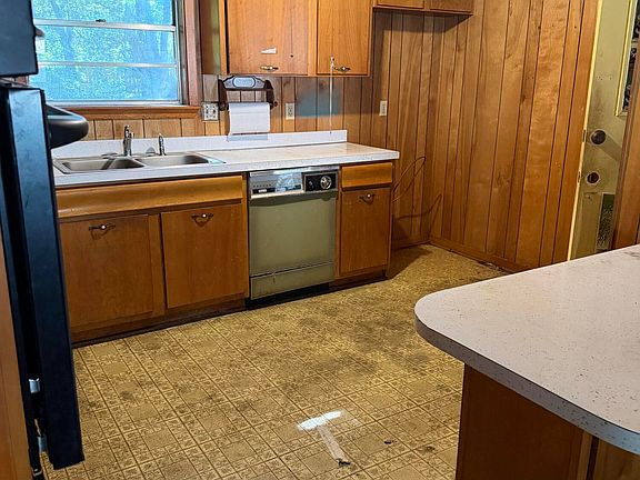 5th image of 2177 Popps Ferry Rd