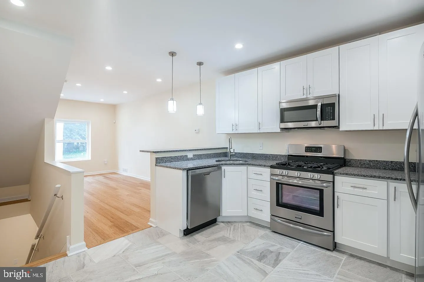 2 bed, 1.0 bath, 810 sqft, $1,645 — Photo 4