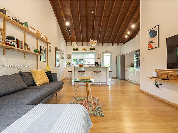 5th image of 521 NE 68th St #1