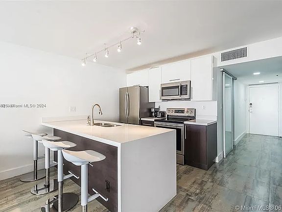 3rd image of 1717 N Bayshore Dr APT 1250