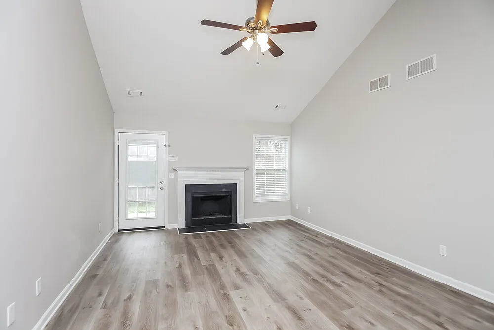 3 bed, 2.0 bath, 1516 sqft, $1,915 — Photo 3