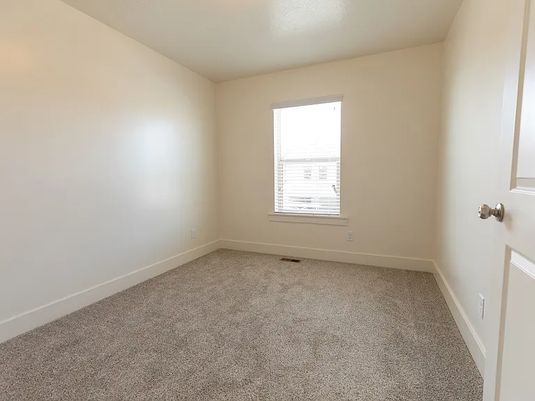 577 S 340 W — Photo 12