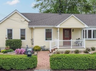 517 3rd St, Lemont, IL 60439