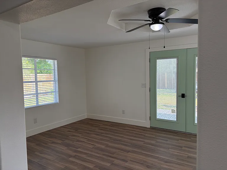 712 Harvey St — Photo 38