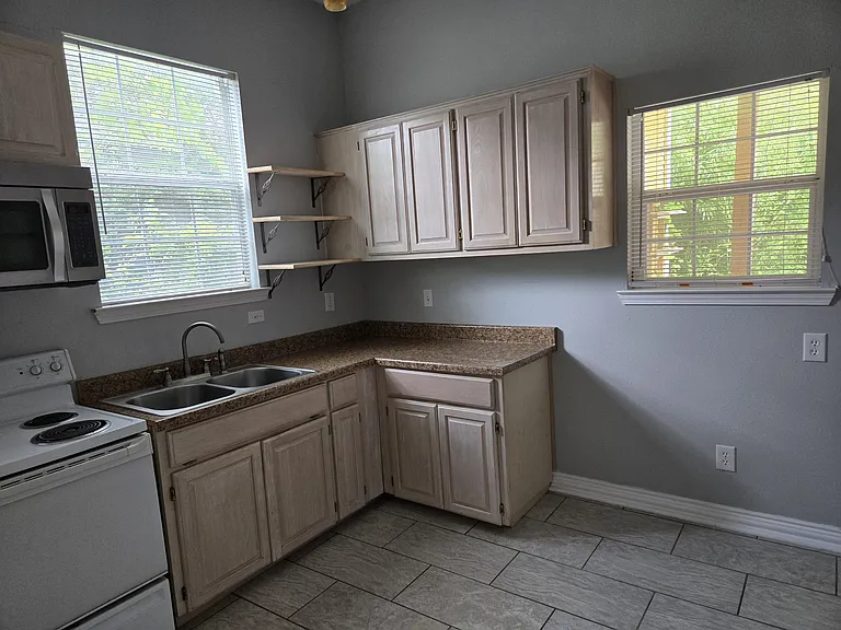827 W Woodlawn Ave #2 — Photo 7