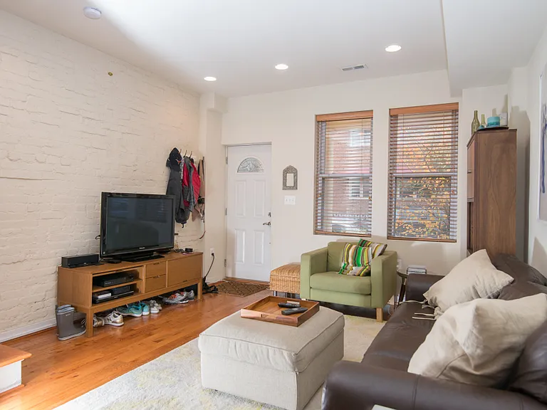 340 Oakdale Pl NW — Photo 2