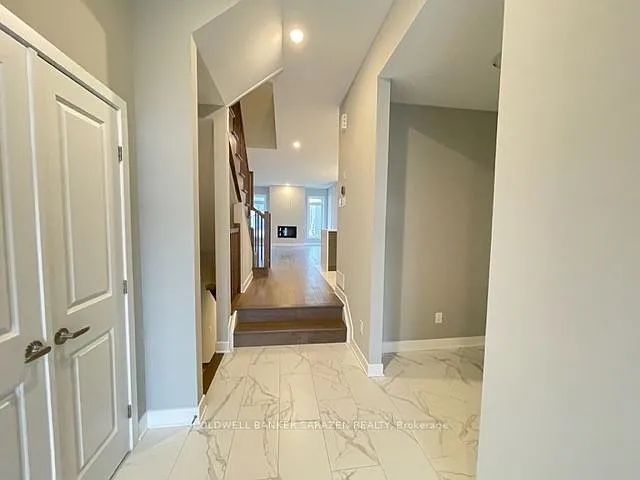 330 Whitham Cres — Photo 3