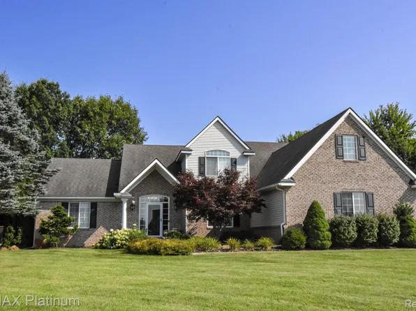 8571 Saddlewood Cir, Brighton, MI 48116