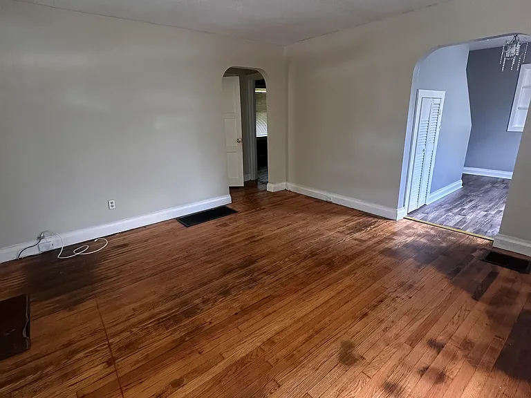 1008 W Lexington Ave — Photo 2