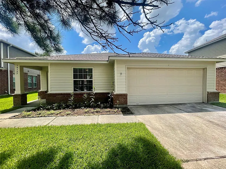 19127 Yaupon Ranch Dr — Photo 2