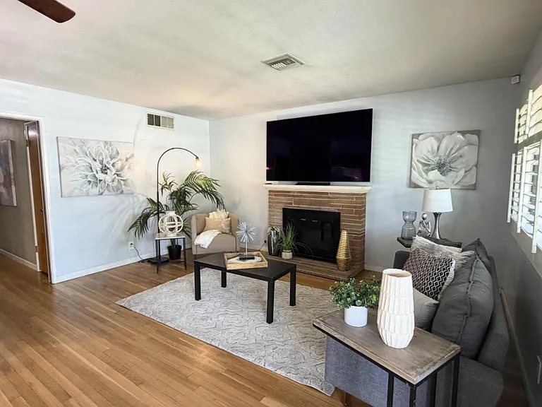 1406 Baywood Dr — Photo 2