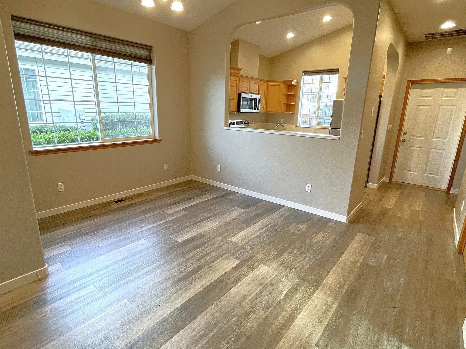 3 bed, 1374 sqft, $2,295 — Photo 4