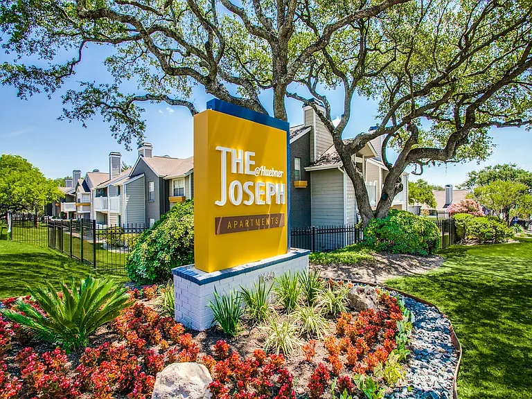 Leasing Center Exterior