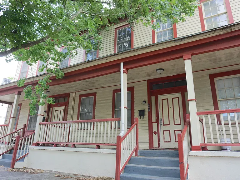 303 W Waldburg St — Photo 2