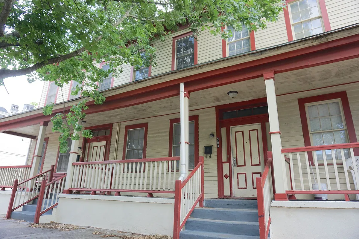 Building Photo - 303 W Waldburg St