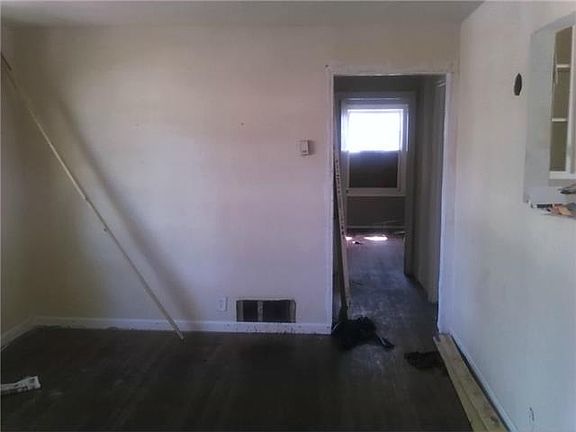 3rd image of 1325 Devonwood Dr