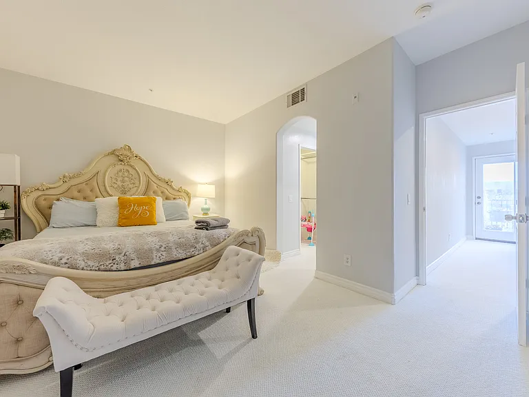 628 E Walnut St — Photo 23