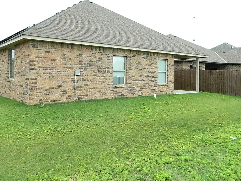 203 NW Granite Ave — Photo 2
