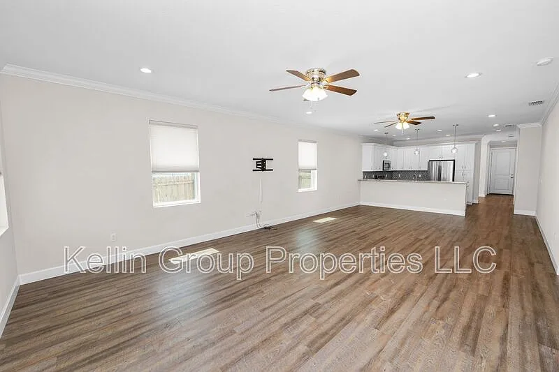 3 bed, 2.0 bath, 1800 sqft, $2,900 — Photo 2