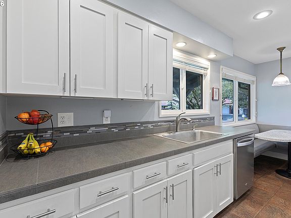5th image of 909 SE 96th Ave