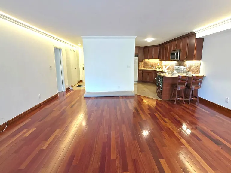 1055 River Rd #302 — Photo 3